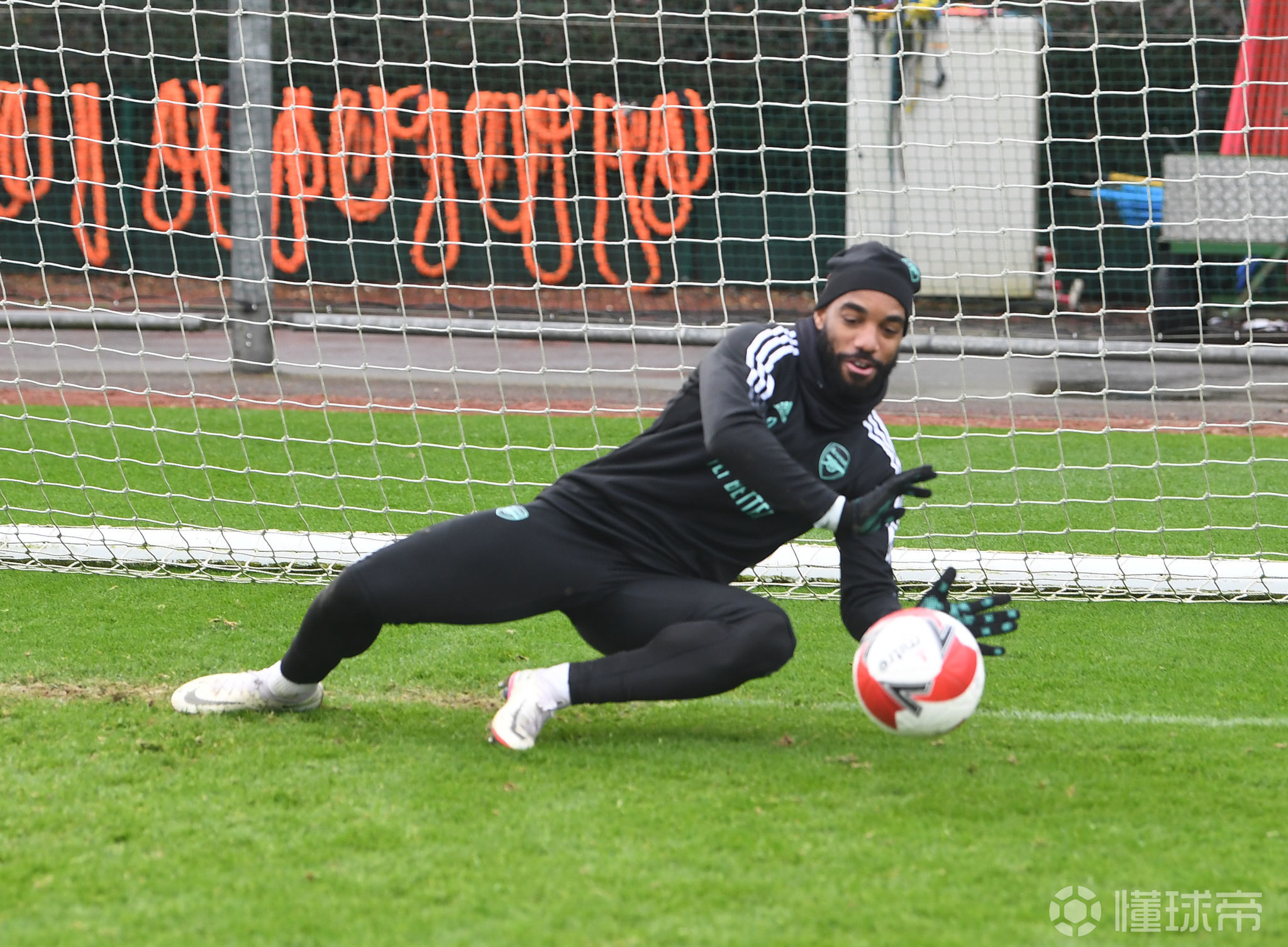 赛后瓦伦西亚备战足总杯;刷新队史纪录细节曝光;震撼外界;临场指挥获称赞 赛后瓦伦西亚备战足总杯;刷新队史纪录细节曝光;震撼外界;临场指挥获称赞